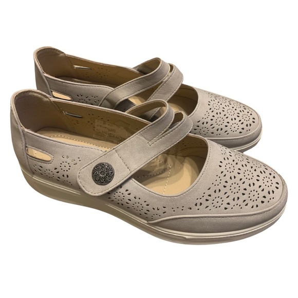 unbranded Shoes - Unbranded Size 10W Beige Mary Jane Moccasins with Velcro strap closure preowned